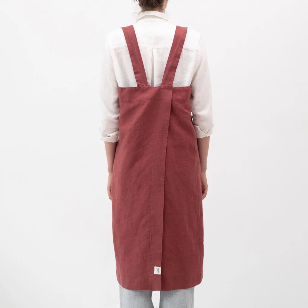Leinen Pinafore-Schürze in Weinrot Rot von Linen Tales Größe 114 cm breit+ 83 cm lang