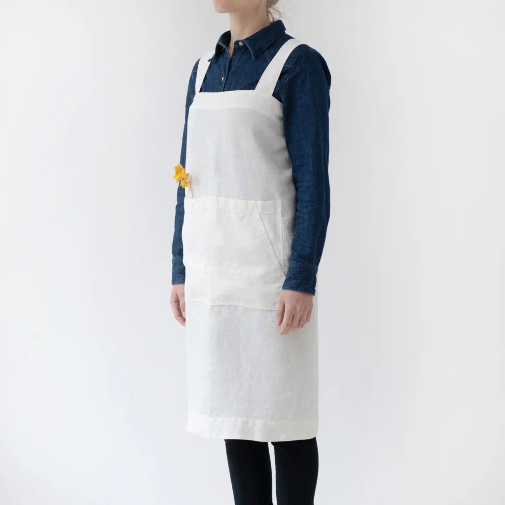 Leinen Pinafore-Schürze in Weiß von Linen Tales Größe 114 cm breit+ 83 cm lang