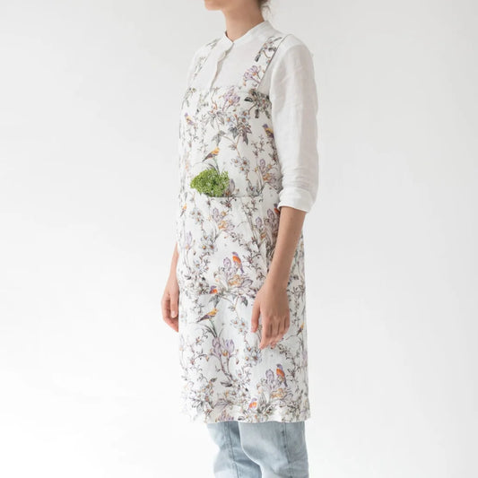 Leinen Pinafore-Schürze Vögel in Weiß+Flieder+Grün Weiß+Lila+Grün Muster Vögel von Linen Tales Größe 114 cm breit+ 83 cm lang