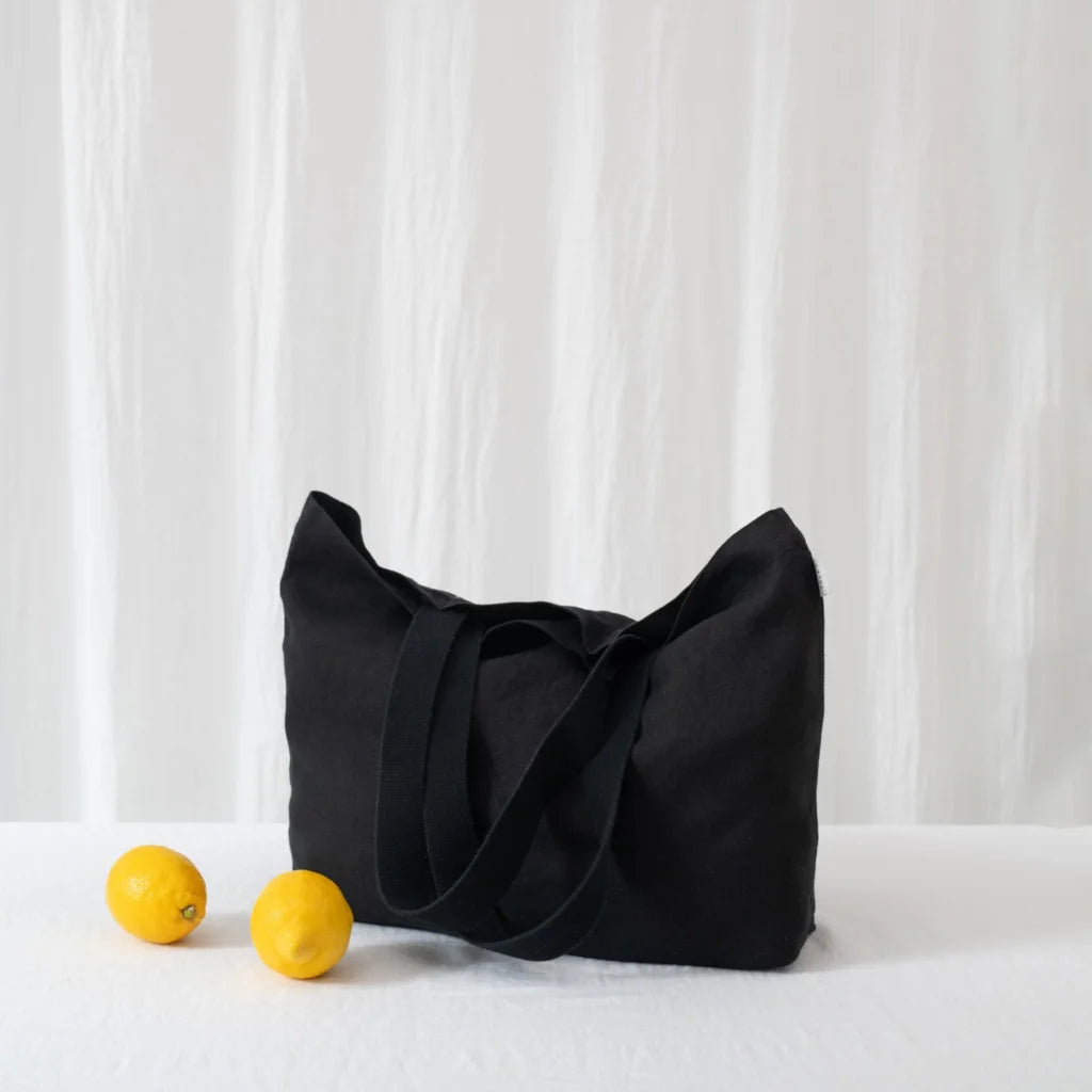 Leinen Schultertasche in Schwarz von Linen Tales Größe 56 cm breit+ 41 cm lang
