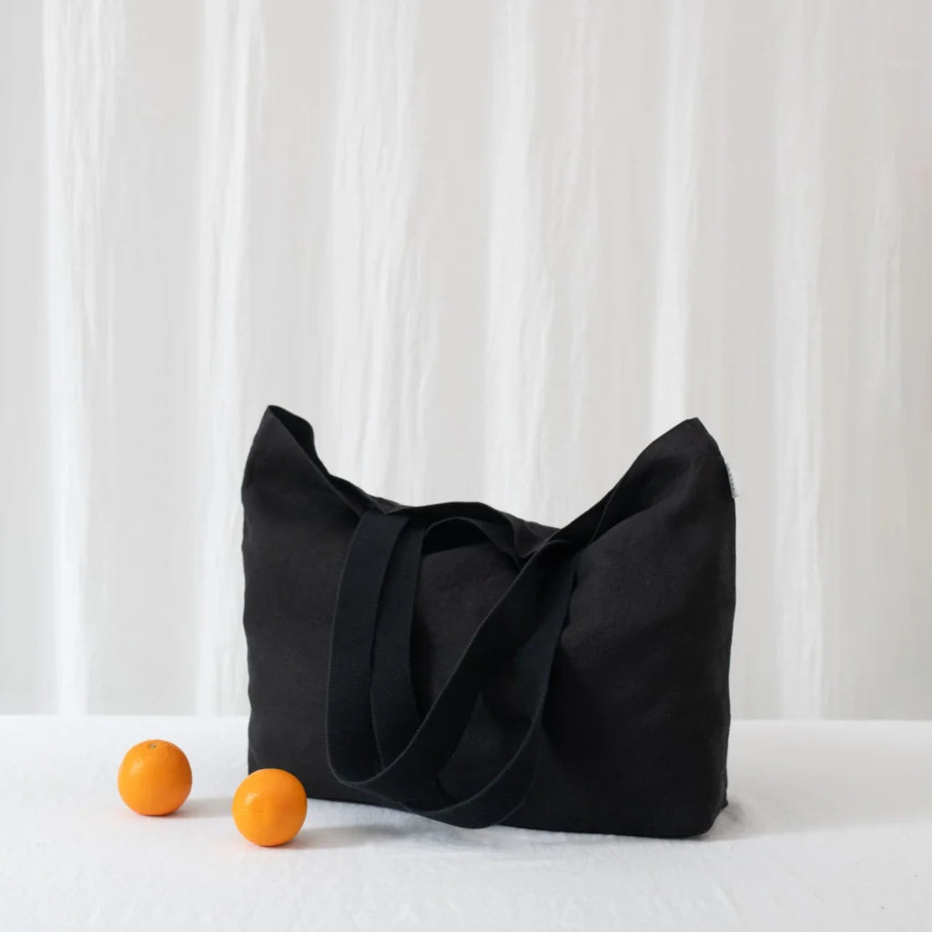 Leinen Schultertasche in Schwarz von Linen Tales Größe 56 cm breit+ 41 cm lang
