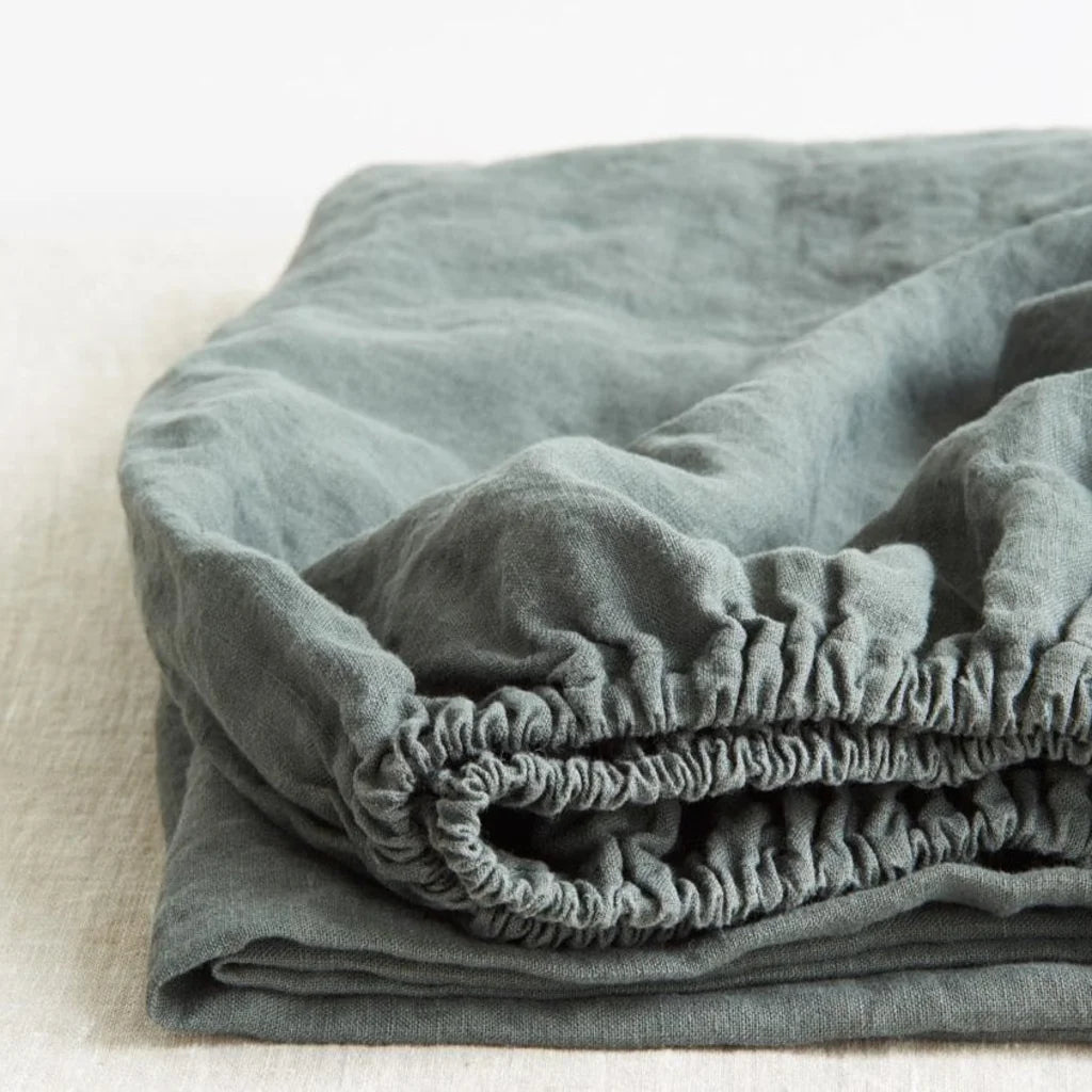 Leinen Spannbettlaken für Matratzen in Standardgröße - Einzelbett in Waldgrün Grün von Linen Tales Größe 90x200 cm