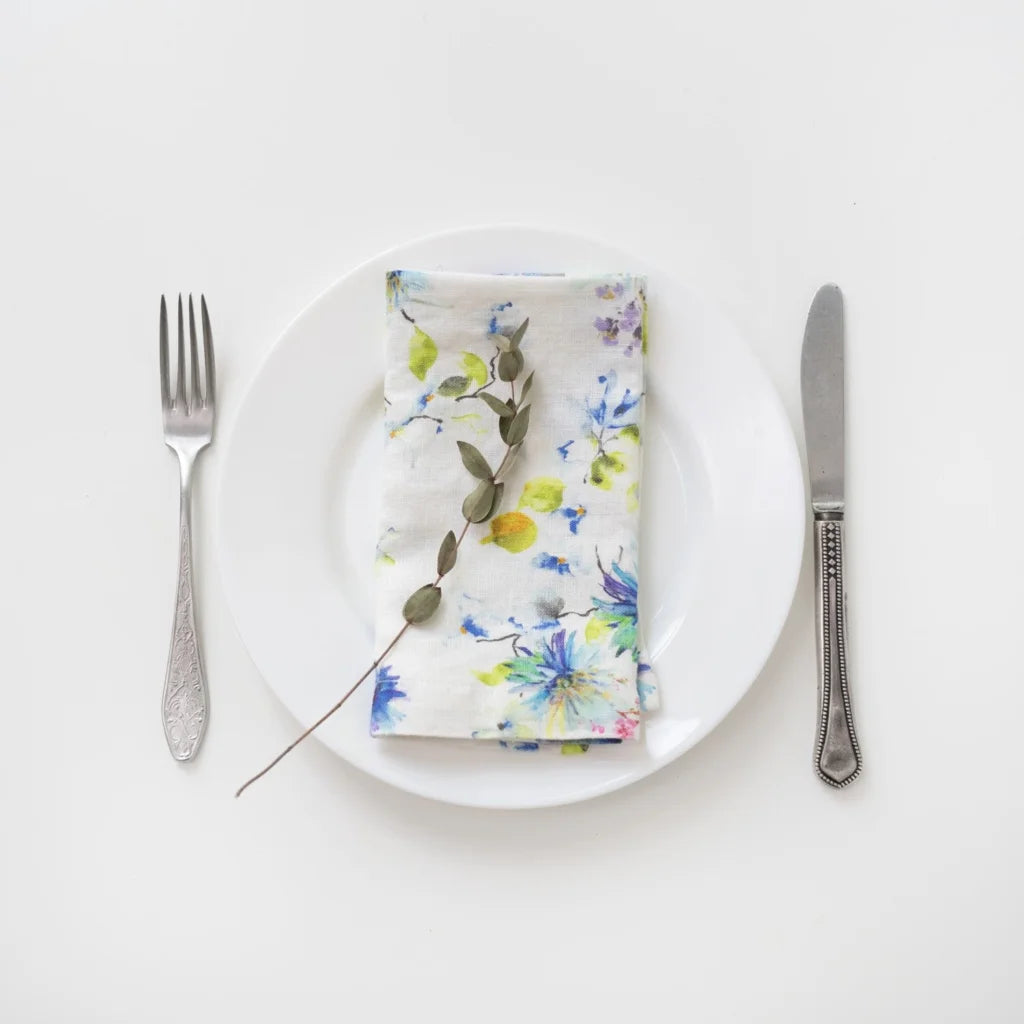 Leinen Stoffserviette Blumen 2er-Pack in Weiß+Blau Muster Blumen von Linen Tales Größe 40x40 cm