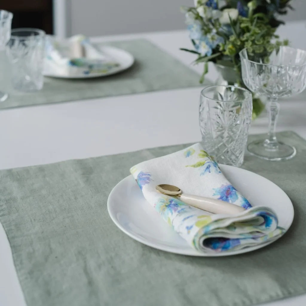 Leinen Stoffserviette Blumen 2er-Pack in Weiß+Blau Muster Blumen von Linen Tales Größe 40x40 cm