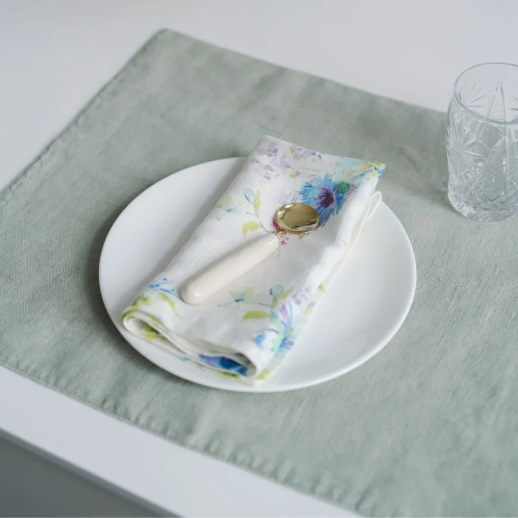 Leinen Stoffserviette Blumen 2er-Pack in Weiß+Blau Muster Blumen von Linen Tales Größe 40x40 cm