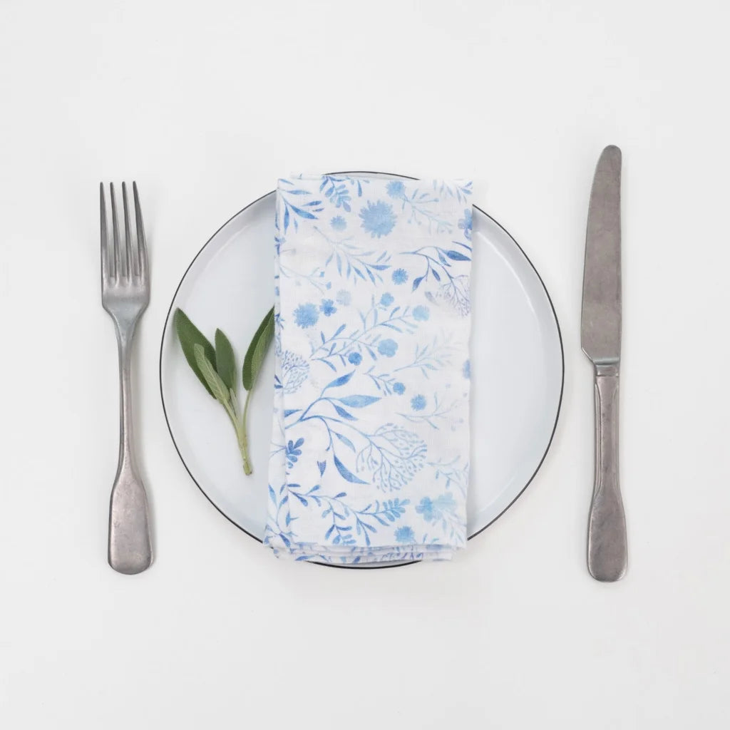 Leinen Stoffserviette Blumen 2er-Pack in Weiß+Blau Muster Blumen von Linen Tales Größe 55x55 cm