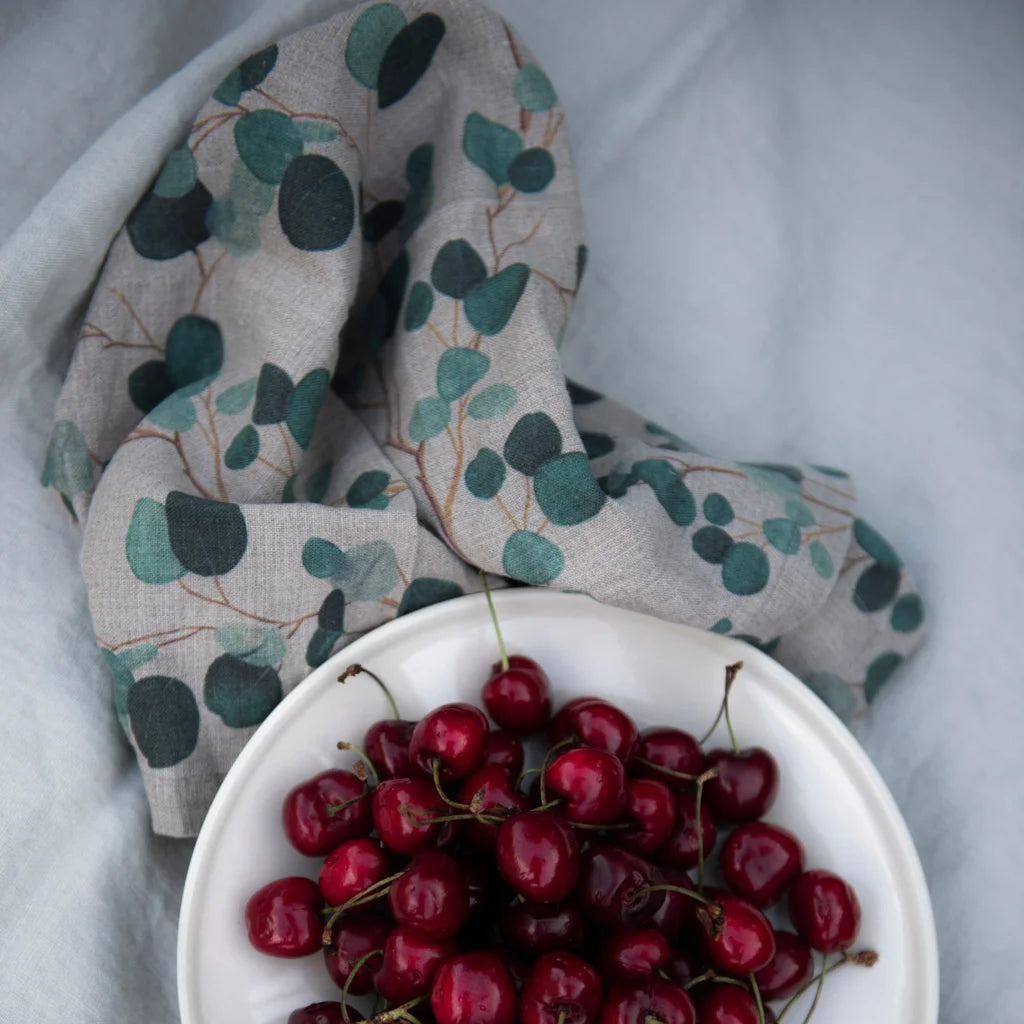 Leinen Stoffserviette Eukalyptus 2er-Pack in Creme+Grün+Dunkelgrün Creme+Grün+Grün Muster Eukalyptus von Linen Tales Größe 40x40 cm