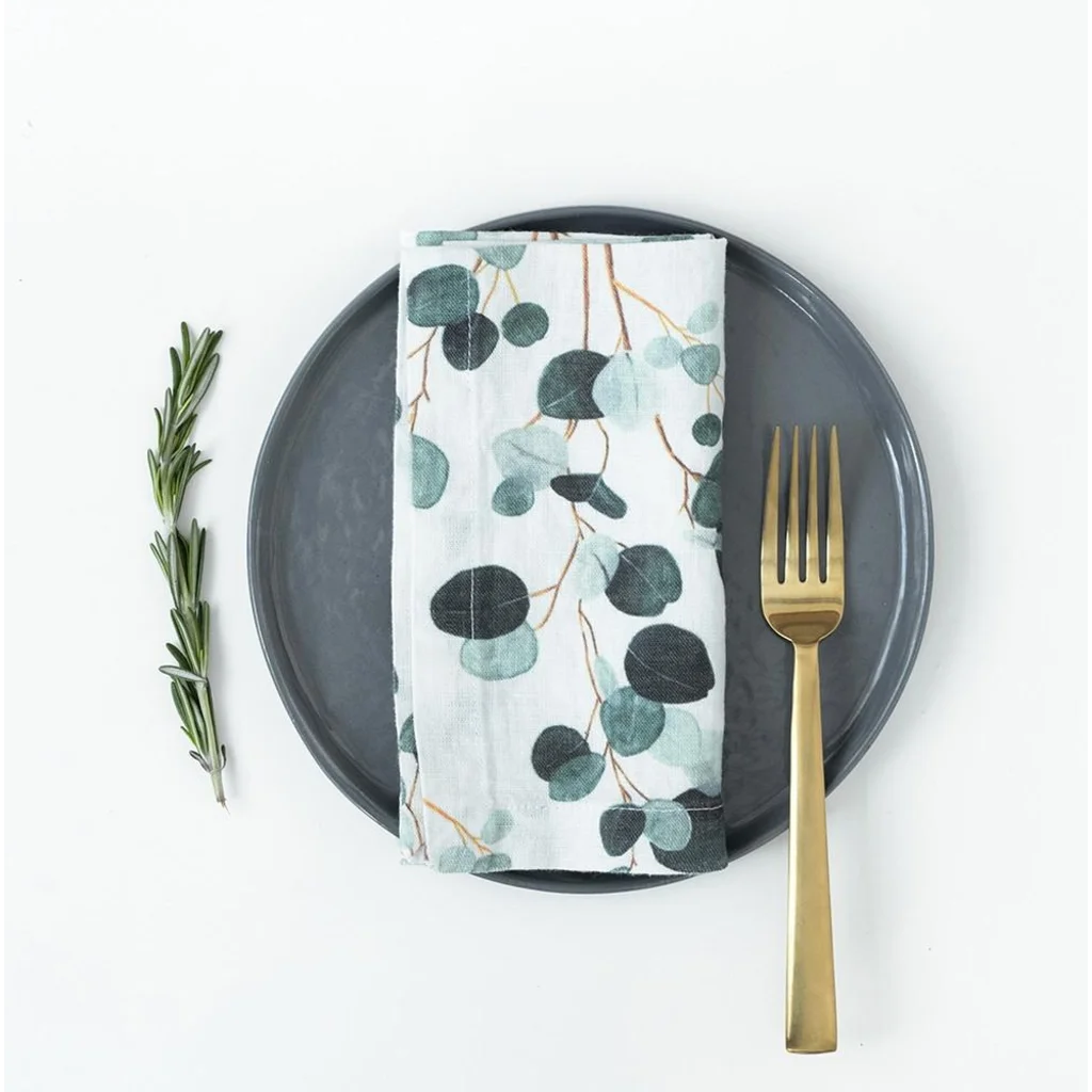 Leinen Stoffserviette Eukalyptus 2er-Pack in Weiß+Grün+Dunkelgrün Weiß+Grün+Grün Muster Eukalyptus von Linen Tales Größe 40x40 cm
