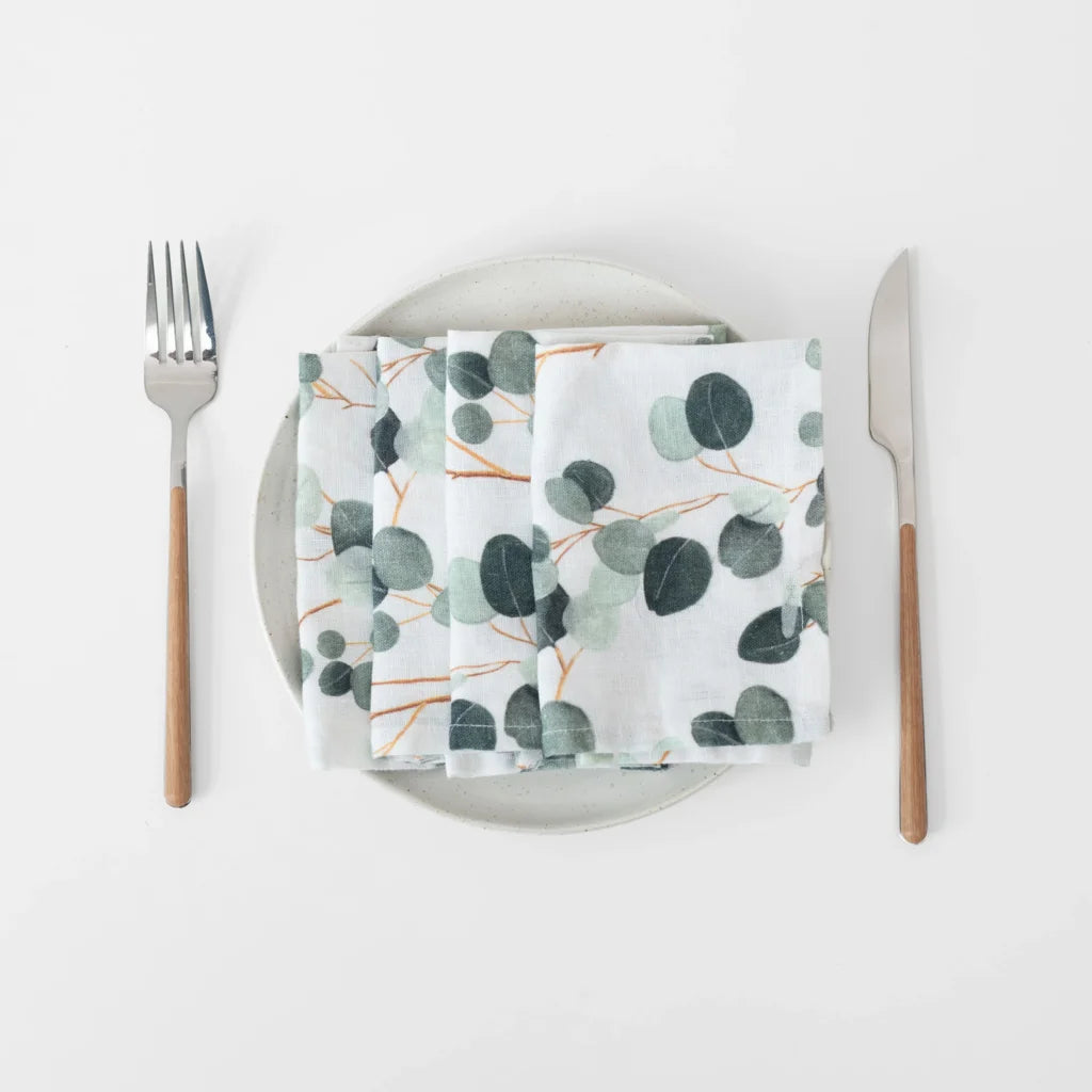 Leinen Stoffserviette Eukalyptus 2er-Pack in Weiß+Grün+Dunkelgrün Weiß+Grün+Grün Muster Eukalyptus von Linen Tales Größe 40x40 cm