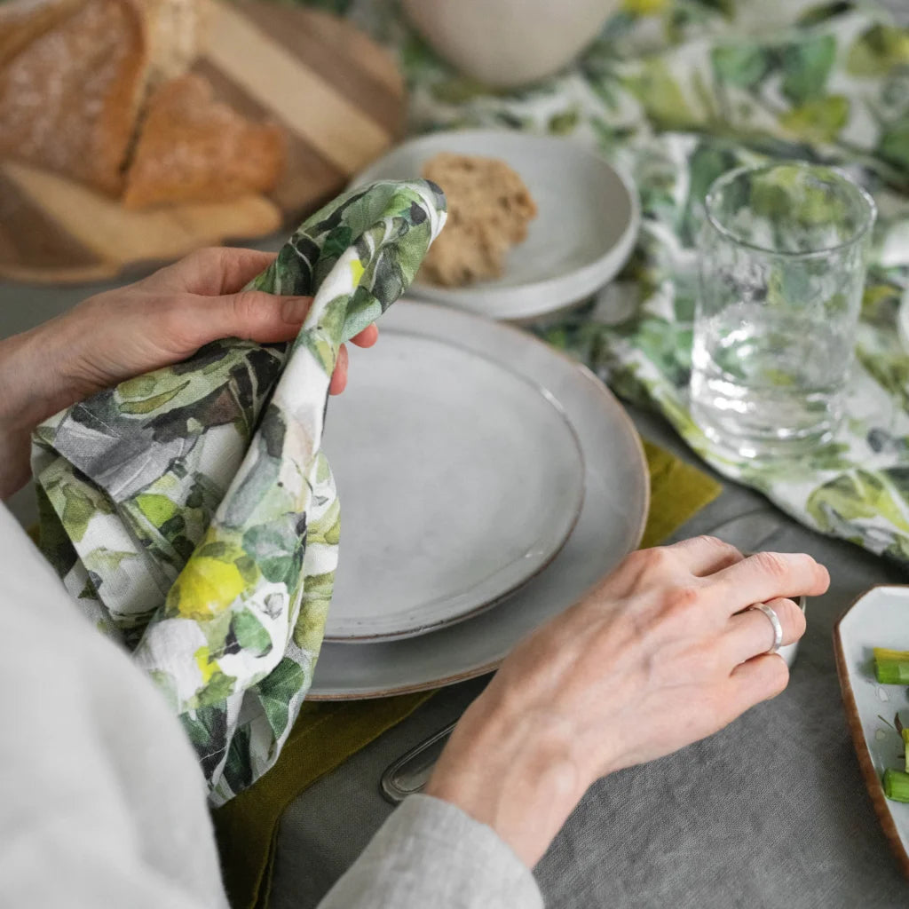 Leinen Stoffserviette Lotusblätter 2er-Pack in Weiß+Grün Muster Lotusblätter von Linen Tales Größe 40x40 cm