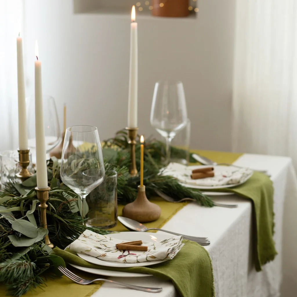 Leinen Stoffserviette Mistelzweige 2er-Pack in Weiß+Olive+Dunkelrot Weiß+Grün+Rot Muster Mistelzweige von Linen Tales Größe 40x40 cm