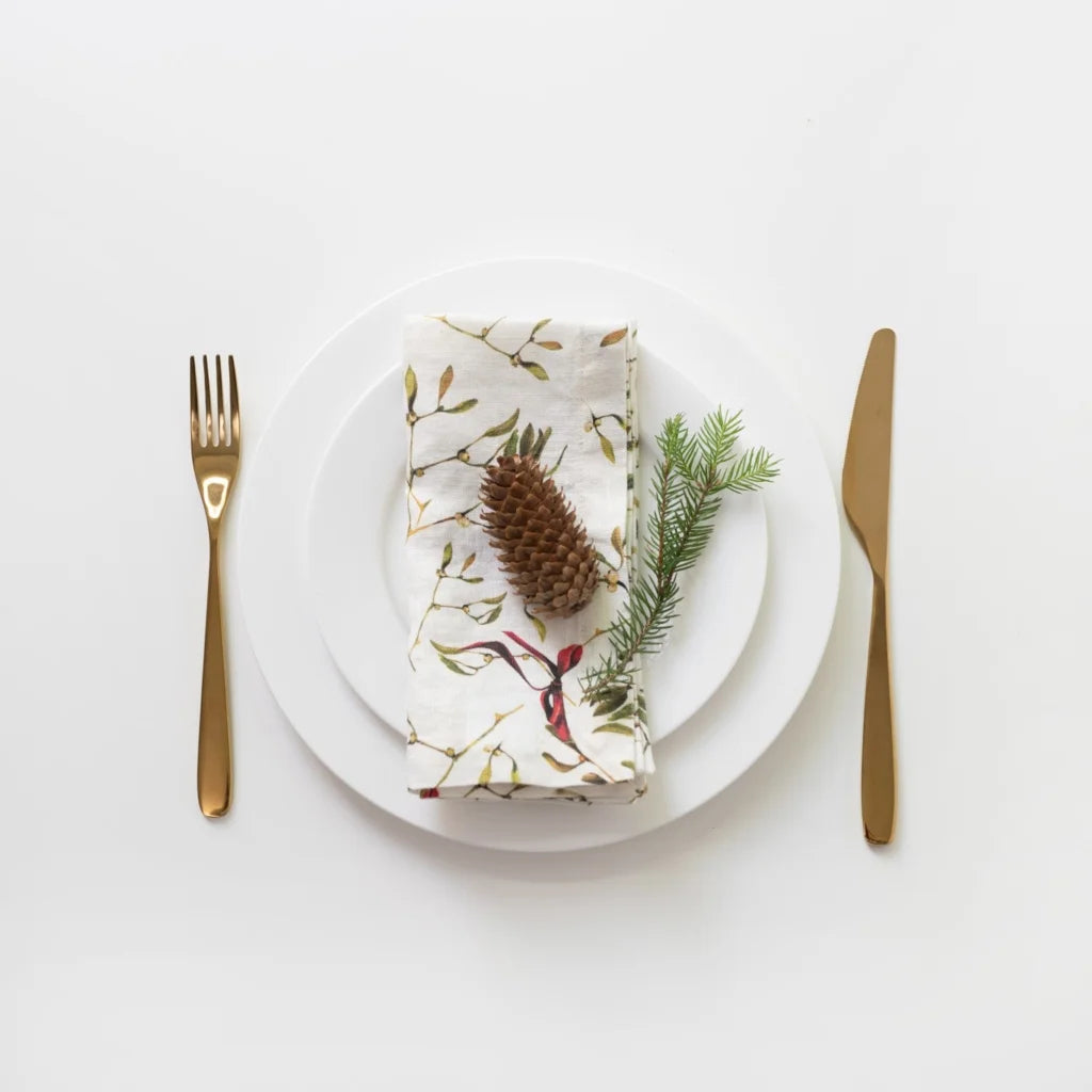 Leinen Stoffserviette Mistelzweige 2er-Pack in Weiß+Olive+Dunkelrot Weiß+Grün+Rot Muster Mistelzweige von Linen Tales Größe 50x50 cm