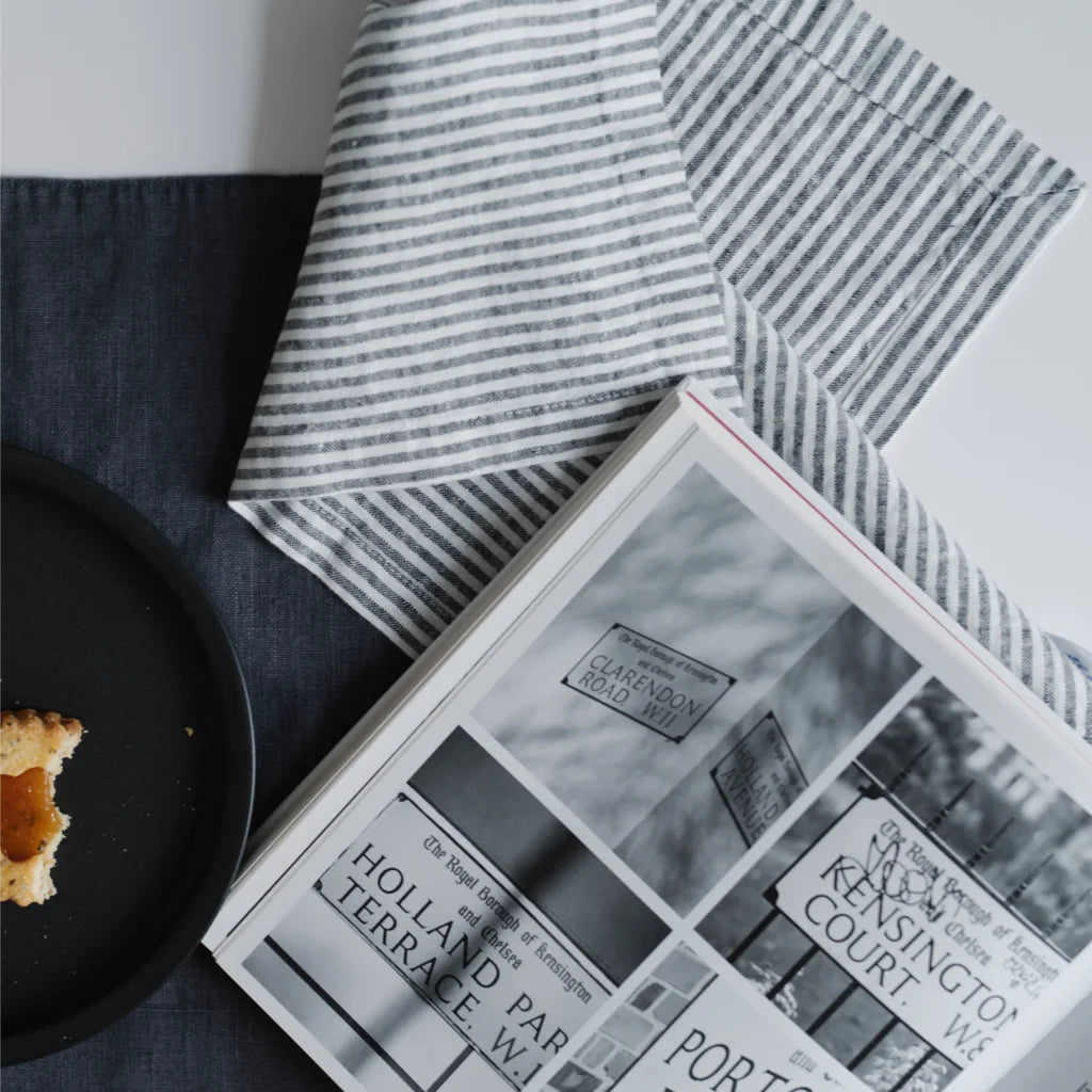 Leinen Stoffserviette Streifen 2er-Pack in Weiß+Anthrazit Weiß+Grau Muster Streifen von Linen Tales Größe 40x40 cm