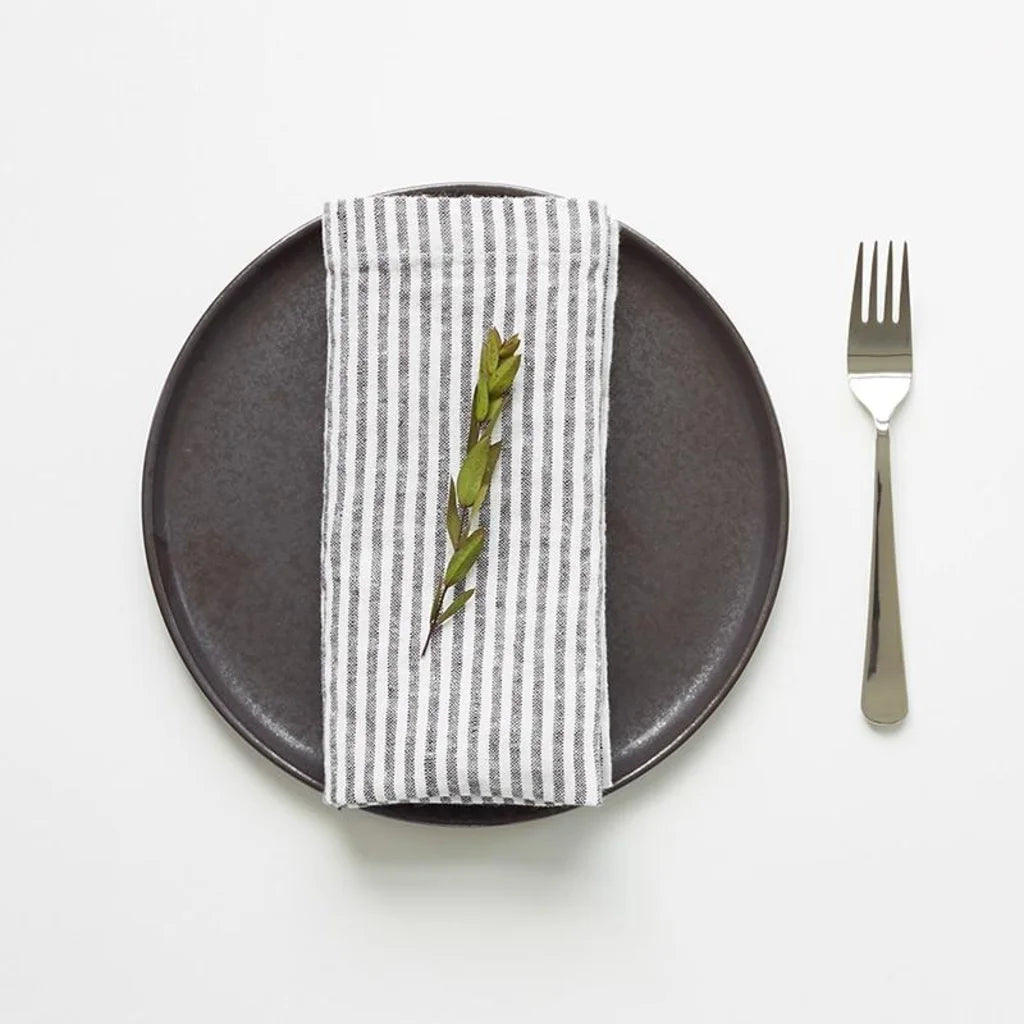 Leinen Stoffserviette Streifen 2er-Pack in Weiß+Anthrazit Weiß+Grau Muster Streifen von Linen Tales Größe 50x50 cm