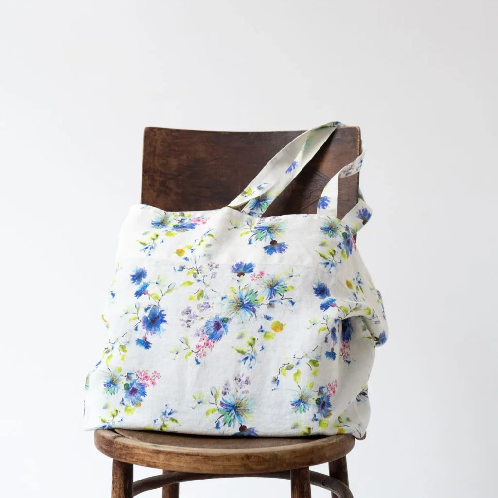 Leinen Tasche Blumen in Weiß+Blau Muster Blumen von Linen Tales Größe 54 cm breit+ 60 cm lang