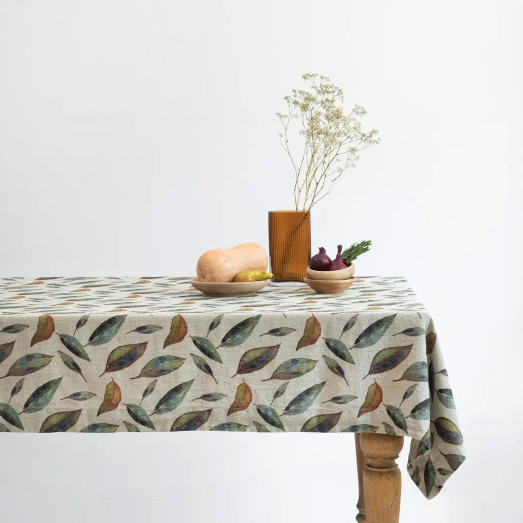 Leinen Tischdecke Blätter in Creme+Grün+Orange Muster Blätter von Linen Tales Größe 140x140 cm