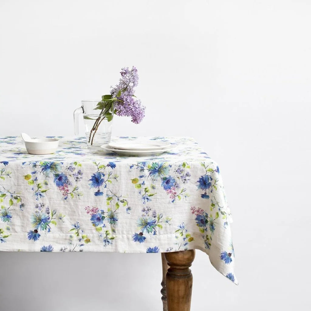 Leinen Tischdecke Blumen in Weiß+Blau Muster Blumen von Linen Tales Größe 140x140 cm