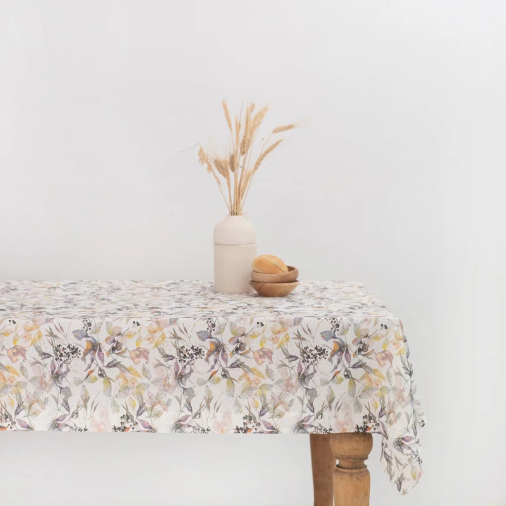 Leinen Tischdecke Blumen in Weiß+Flieder+Gelb Weiß+Lila+Gelb Muster Blumen von Linen Tales Größe 140x250 cm