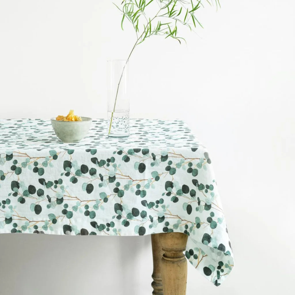 Leinen Tischdecke Eukalyptus in Weiß+Grün+Dunkelgrün Weiß+Grün+Grün Muster Eukalyptus von Linen Tales Größe 140x380 cm