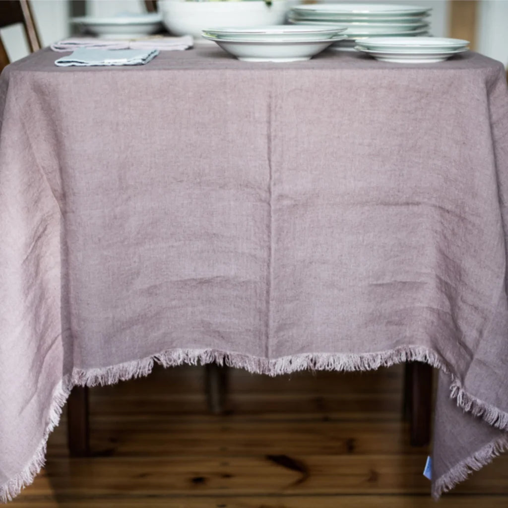 Leinen Tischdecke mit Fransen in Altrosa Rosa von Linen Tales Größe 140x140 cm