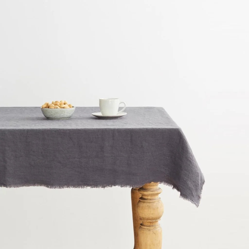 Leinen Tischdecke mit Fransen in Anthrazit Grau von Linen Tales Größe 140x380 cm