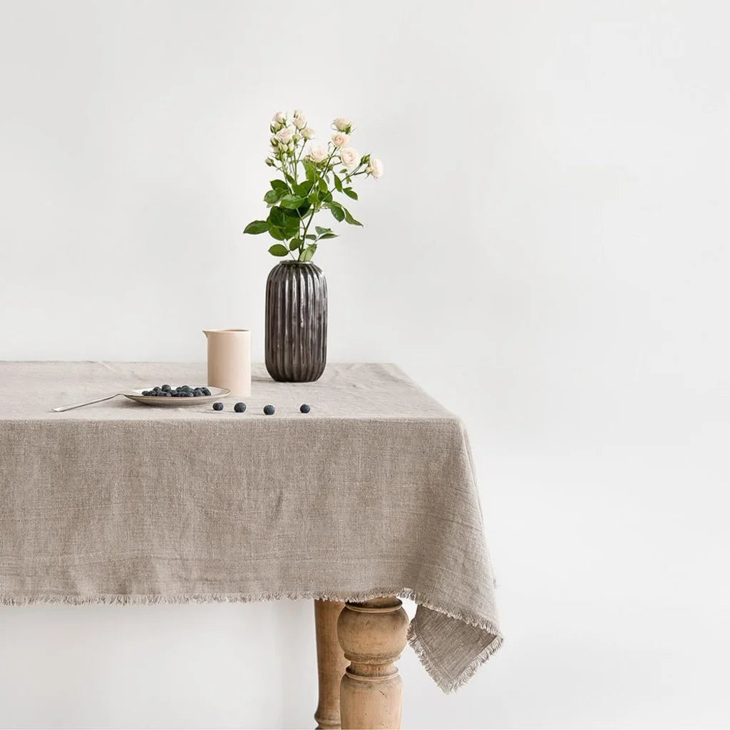 Leinen Tischdecke mit Fransen in Beige von Linen Tales Größe 140x140 cm