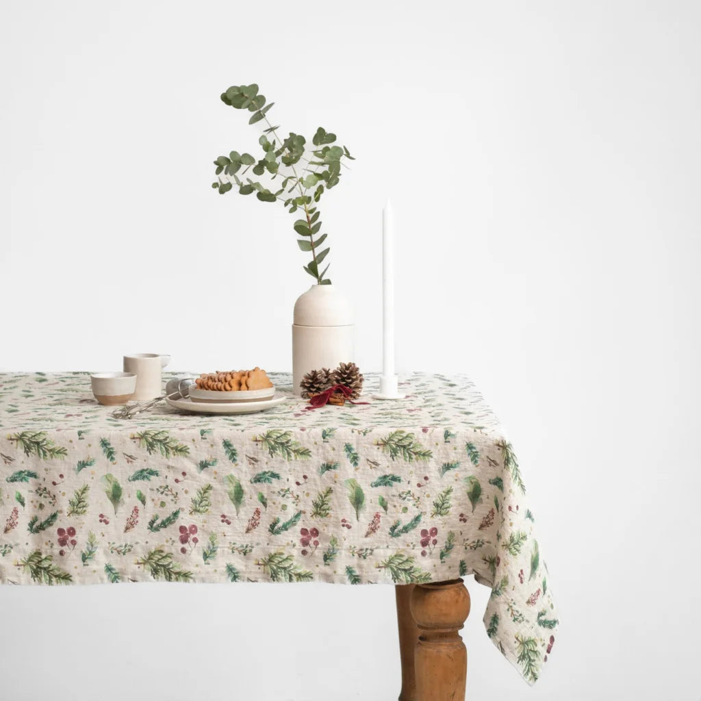 Leinen Tischdecke Winterbeeren in Creme+Beere+Grün Muster Winterbeeren von Linen Tales Größe 140x140 cm