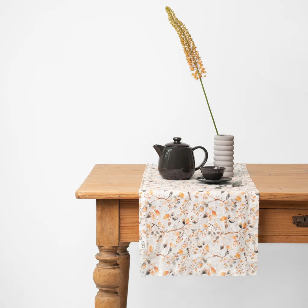 Leinen Tischläufer Blätter in Weiß+Orange+Grau Muster Blätter von Linen Tales Größe 40x150 cm