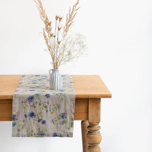 Leinen Tischläufer Blumen in Creme+Blau Muster Blumen von Linen Tales Größe 40x200 cm
