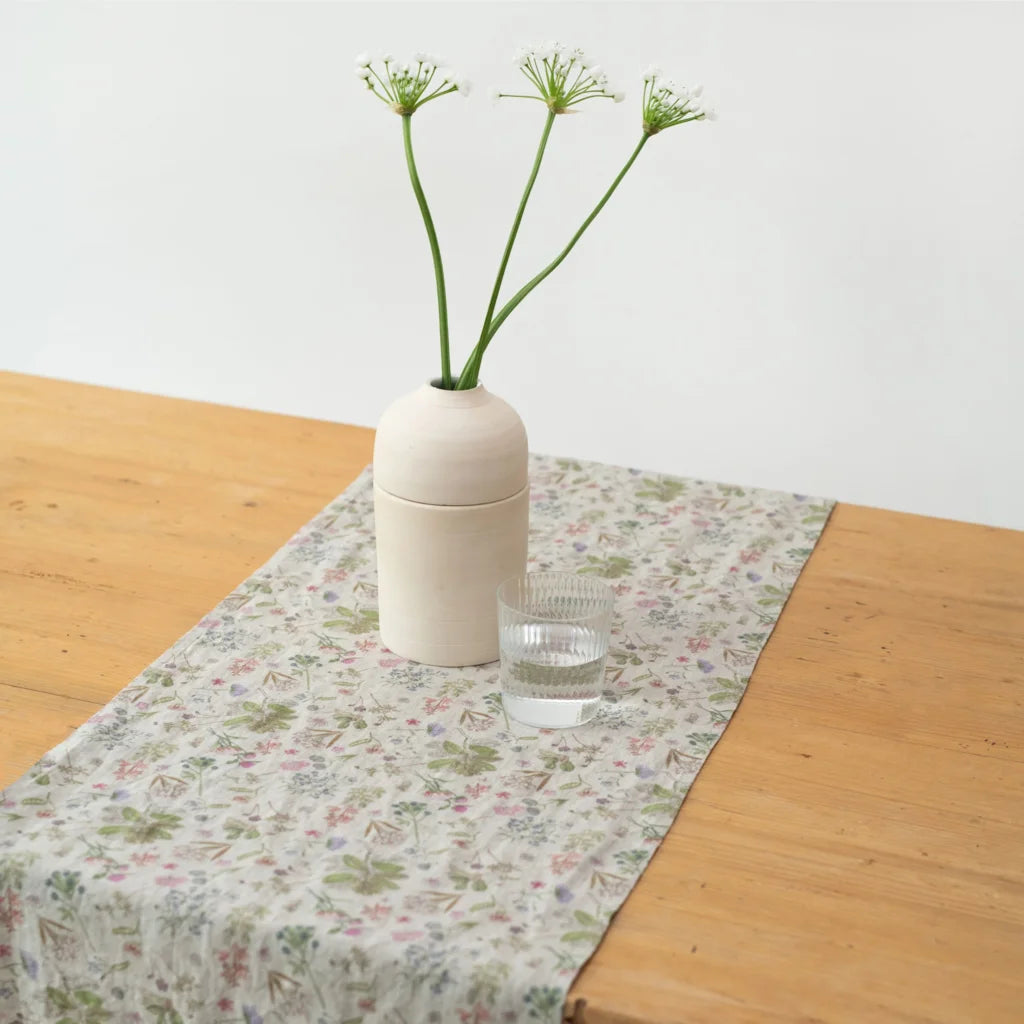 Leinen Tischläufer Botanik in Creme+Rosa+Grün+Braun Muster Botanik von Linen Tales Größe 40x150 cm