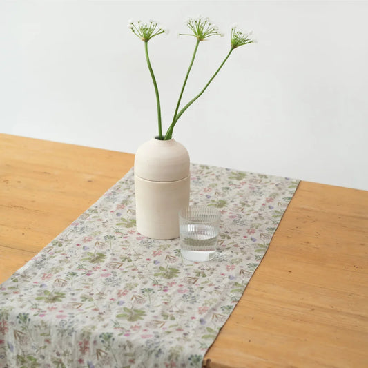 Leinen Tischläufer Botanik in Creme+Rosa+Grün+Braun Muster Botanik von Linen Tales Größe 40x150 cm