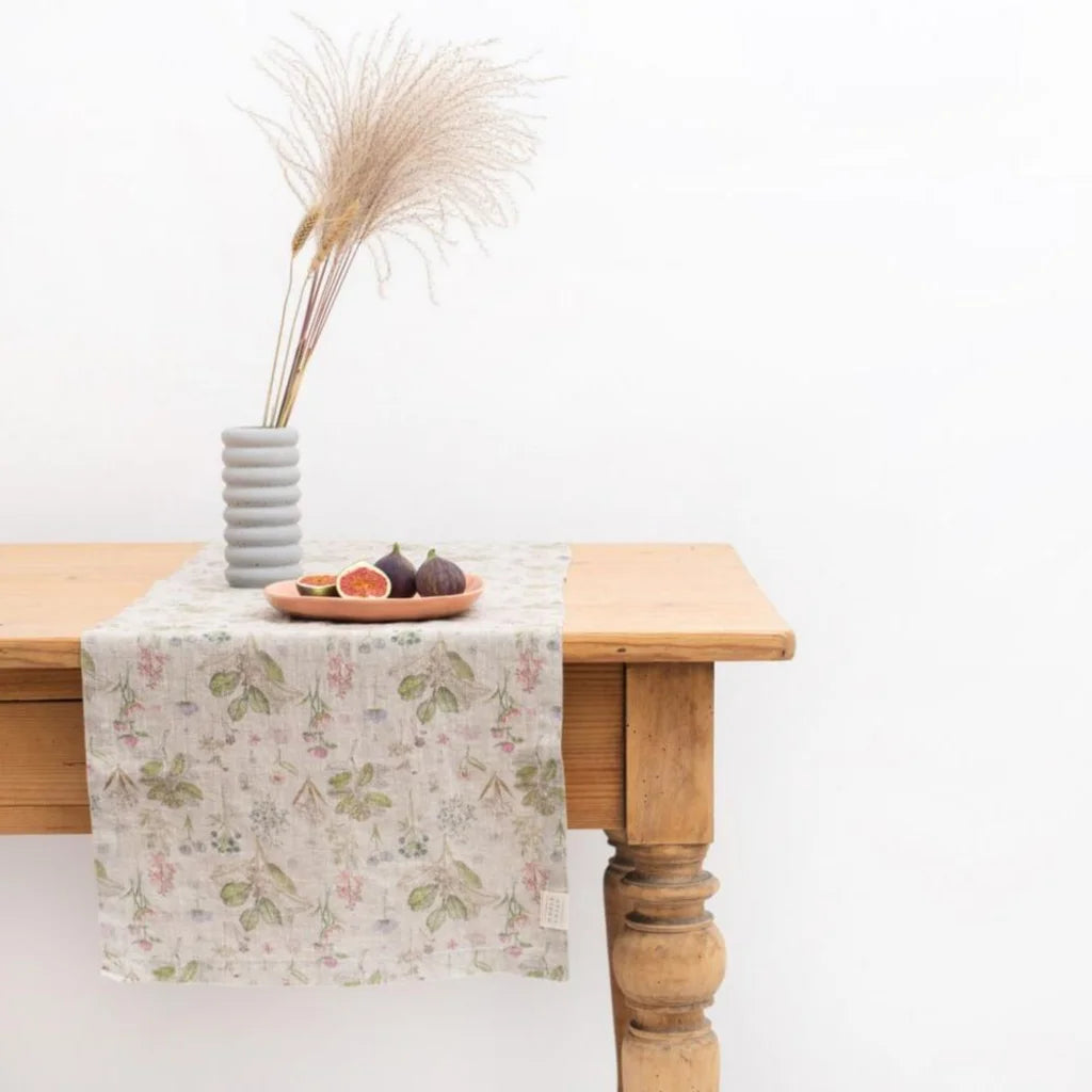 Leinen Tischläufer Botanik in Creme+Rosa+Grün+Braun Muster Botanik von Linen Tales Größe 40x150 cm