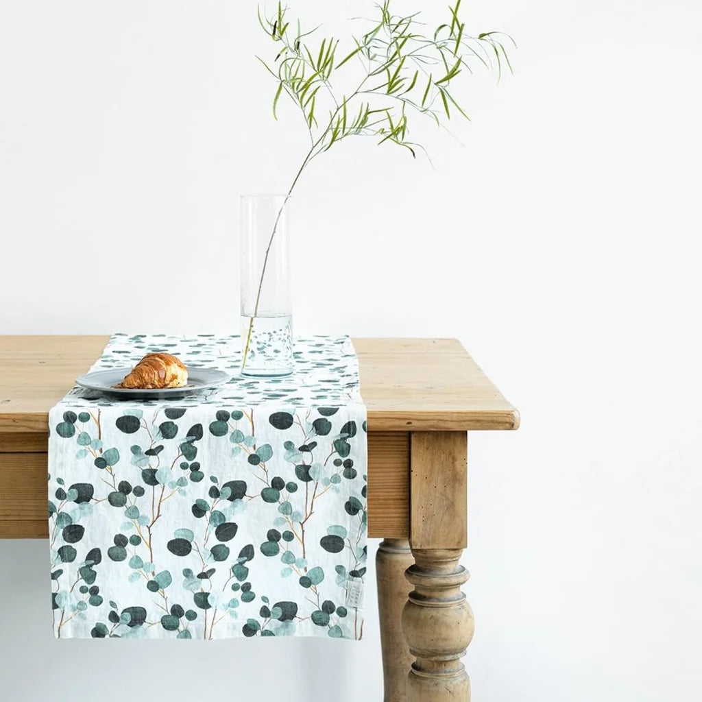 Leinen Tischläufer Eukalyptus in Weiß+Grün+Dunkelgrün Weiß+Grün+Grün Muster Eukalyptus von Linen Tales Größe 40x200 cm