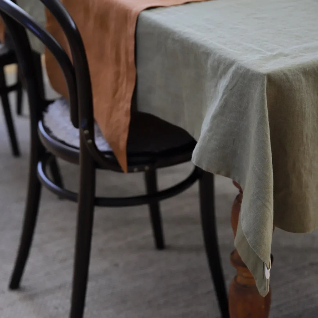 Leinen Tischläufer in Haselnuss Braun von Linen Tales Größe 40x150 cm