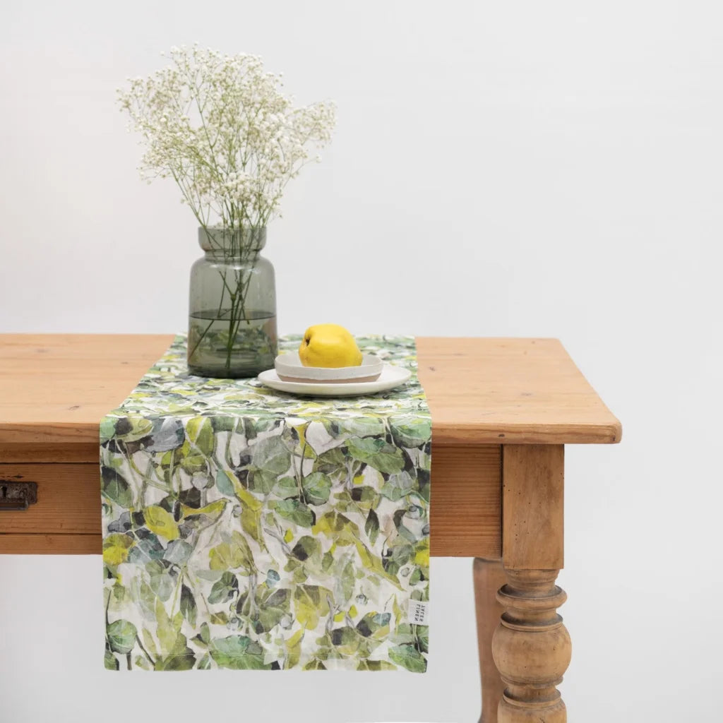 Leinen Tischläufer Lotusblätter in Weiß+Grün Muster Lotusblätter von Linen Tales Größe 40x200 cm