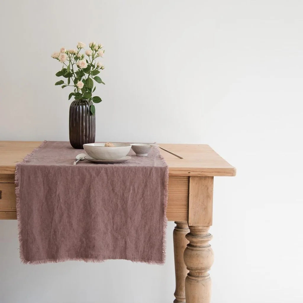Leinen Tischläufer mit Fransen in Altrosa Rosa von Linen Tales Größe 40x150 cm