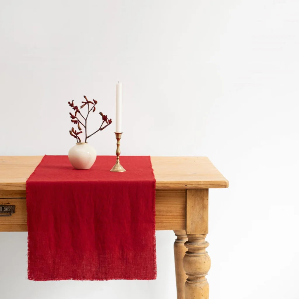 Leinen Tischläufer mit Fransen in Rot von Linen Tales Größe 40x150 cm