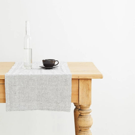 Leinen Tischläufer Streifen in Weiß+Anthrazit Weiß+Grau Muster Streifen von Linen Tales Größe 40x150 cm