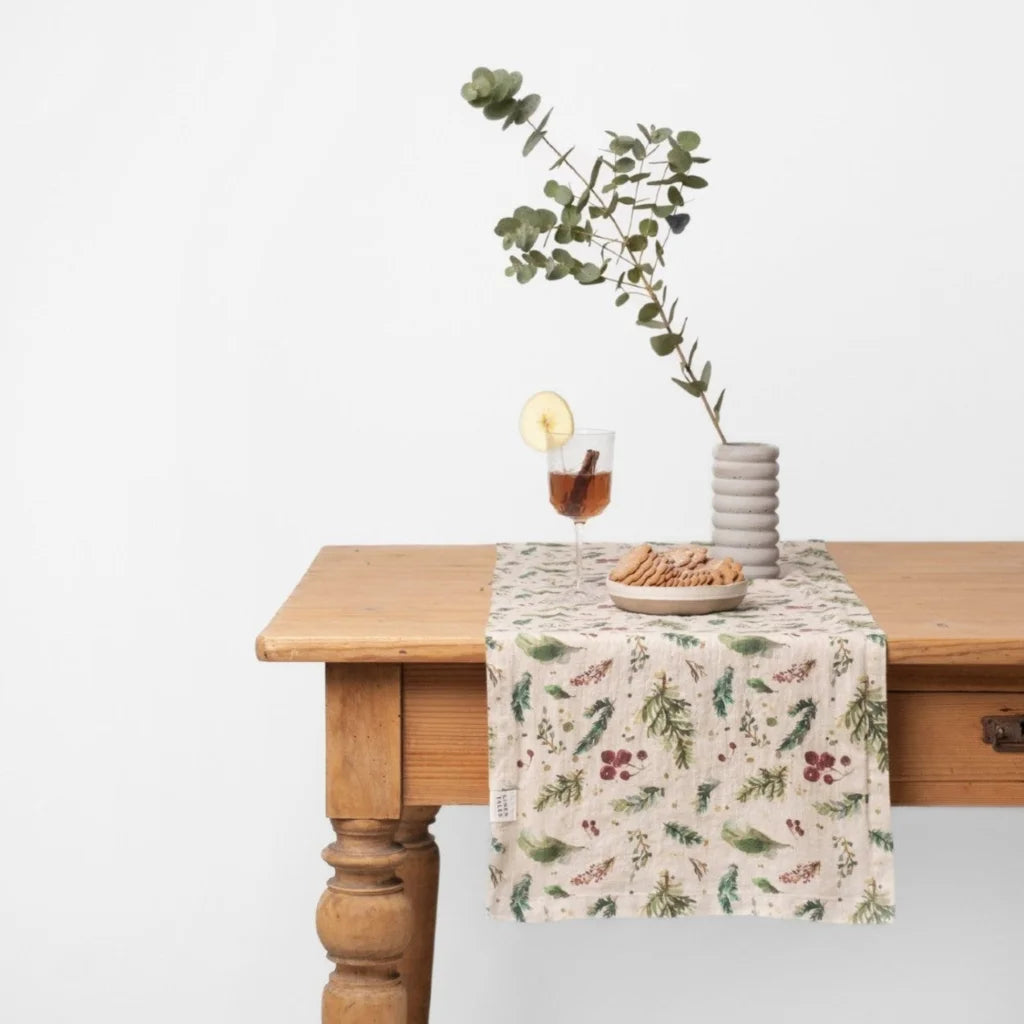 Leinen Tischläufer Winterbeeren in Creme+Beere+Grün Muster Winterbeeren von Linen Tales Größe 40x150 cm