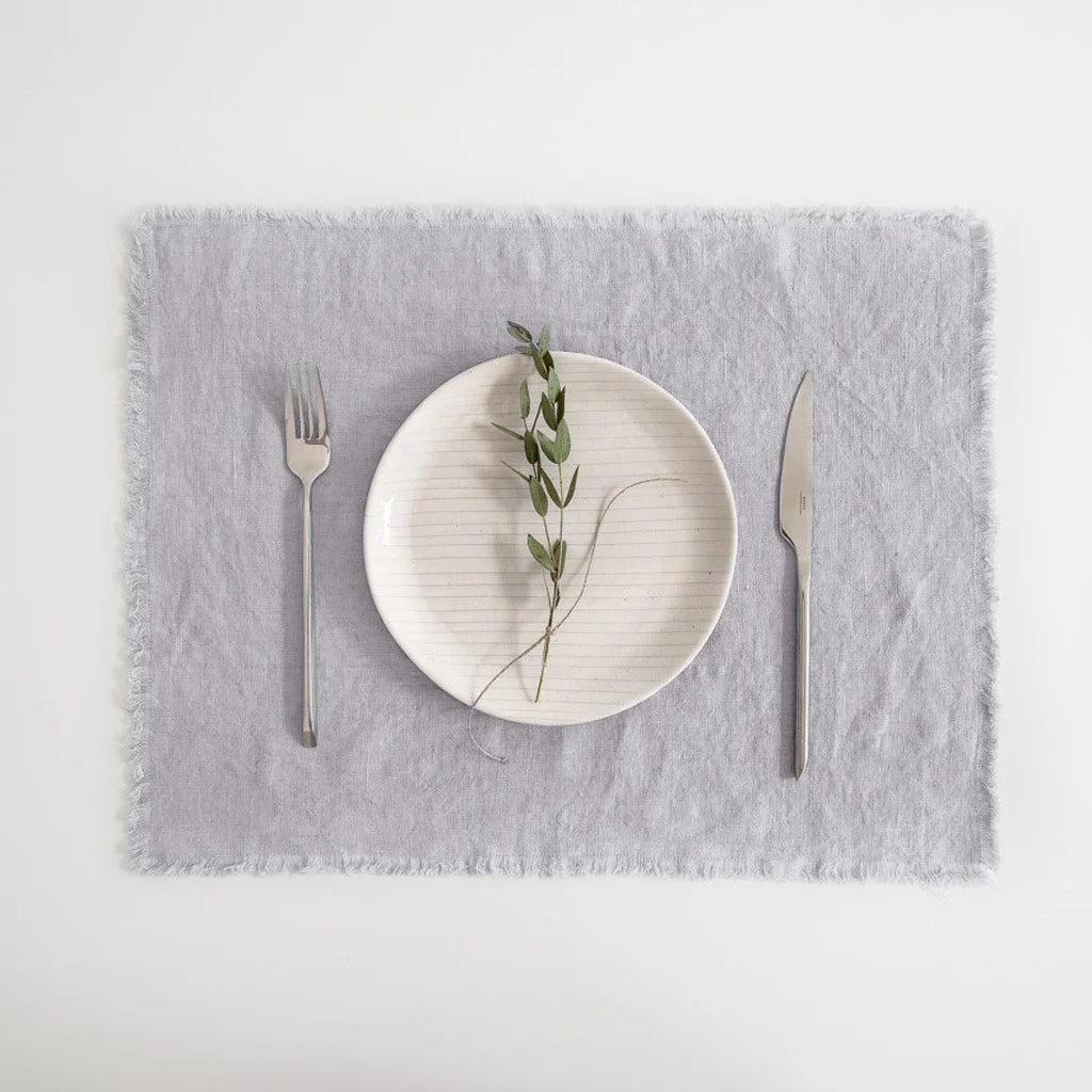 Leinen Tischset mit Fransen 2er-Pack in Hellgrau Grau von Linen Tales Größe 35x45 cm