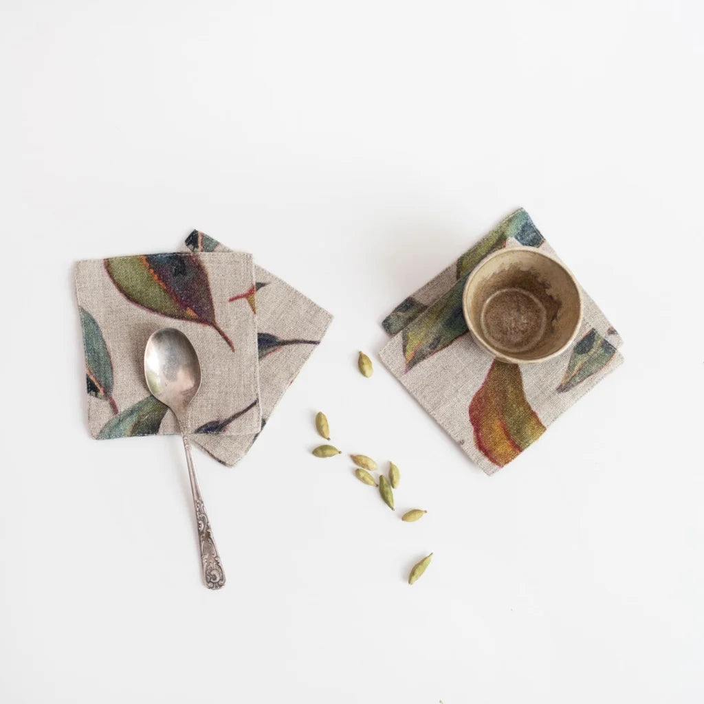 Leinen Untersetzer Blätter 4er-Pack in Creme+Grün+Orange Muster Blätter von Linen Tales Größe 10x10 cm