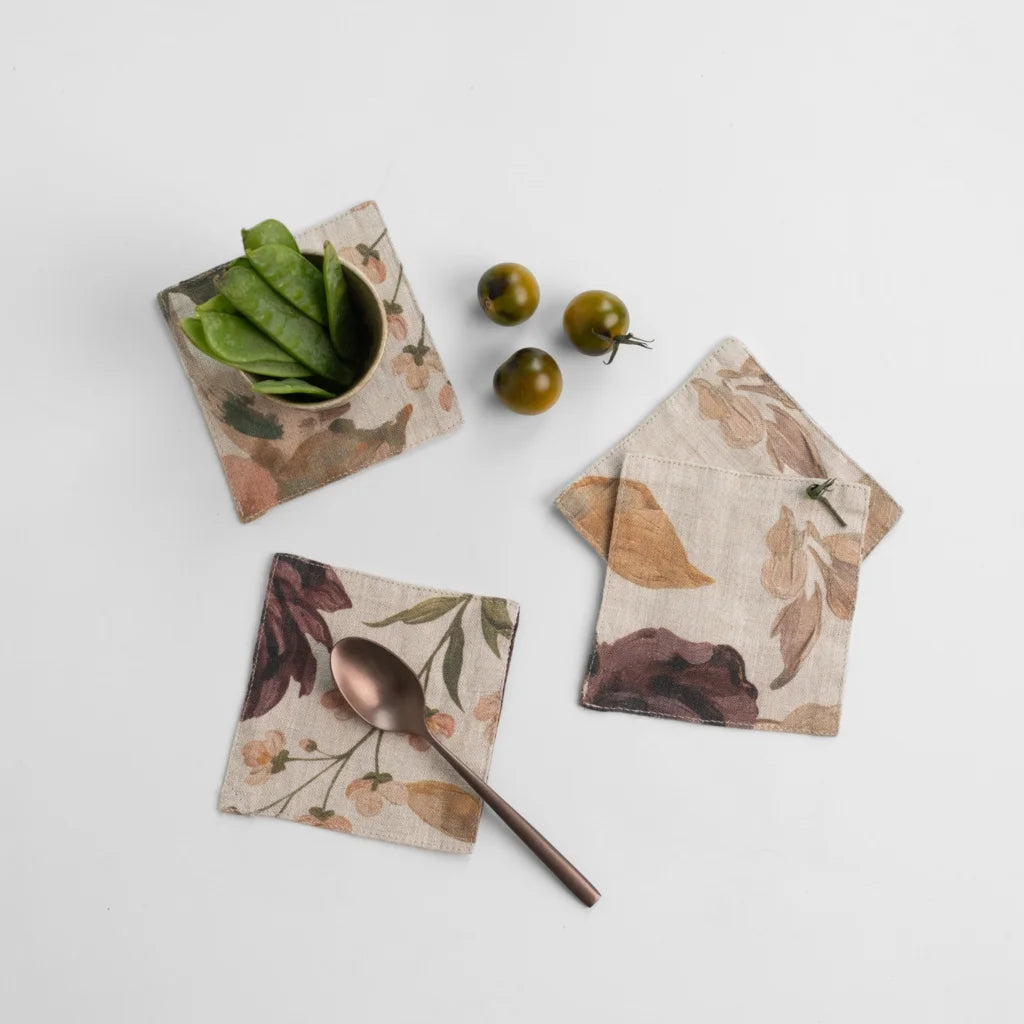 Leinen Untersetzer Blumen 4er-Pack in Creme+Aubergine+Olive Creme+Beere+Grün Muster Blumen von Linen Tales Größe 10x10 cm