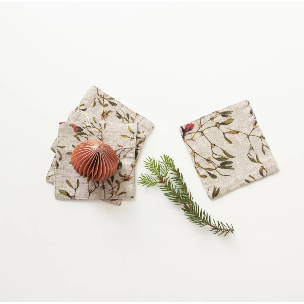 Leinen Untersetzer Mistelzweige 4er-Pack in Creme+Olive+Dunkelrot Creme+Grün+Rot Muster Mistelzweige von Linen Tales Größe 10x10 cm