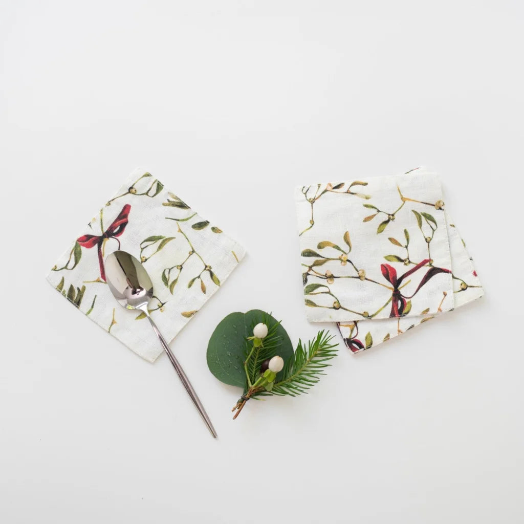 Leinen Untersetzer Mistelzweige 4er-Pack in Weiß+Olive+Dunkelrot Weiß+Grün+Rot Muster Mistelzweige von Linen Tales Größe 10x10 cm