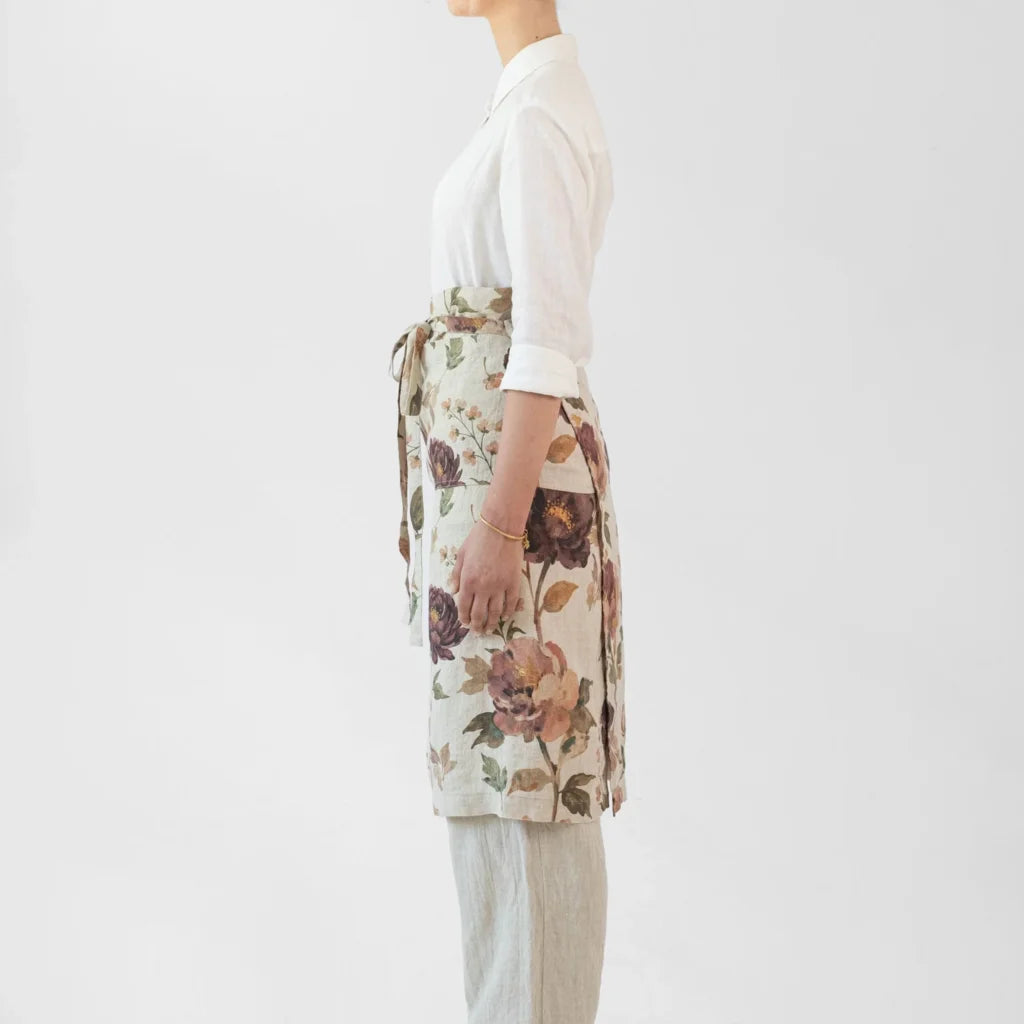 Leinen Vorbinder Blumen in Creme+Aubergine+Olive Creme+Beere+Grün Muster Blumen von Linen Tales Größe 105 cm breit+ 78 cm lang