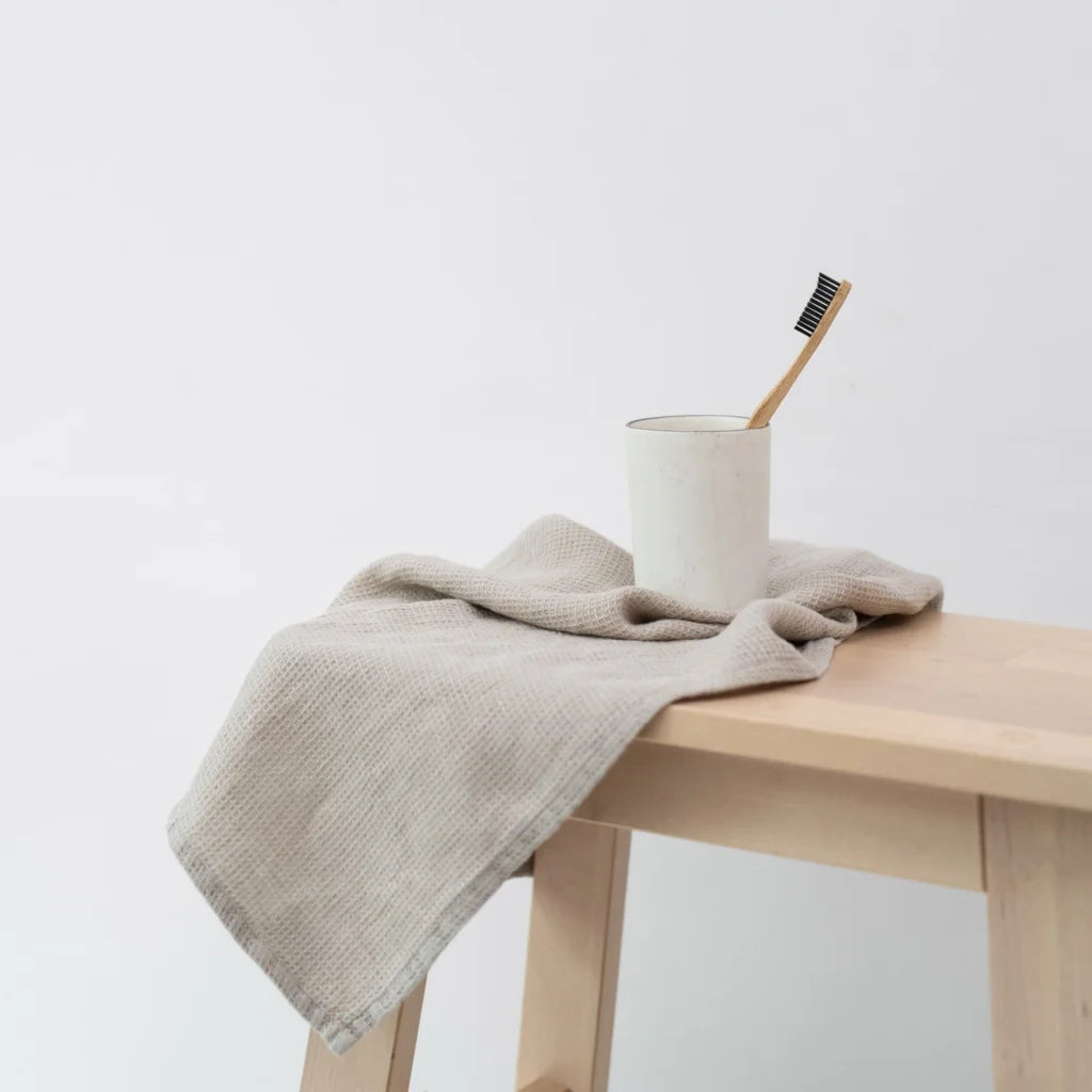Leinen Waffelpiqué Badetuch in Beige von Linen Tales Größe 100x140 cm
