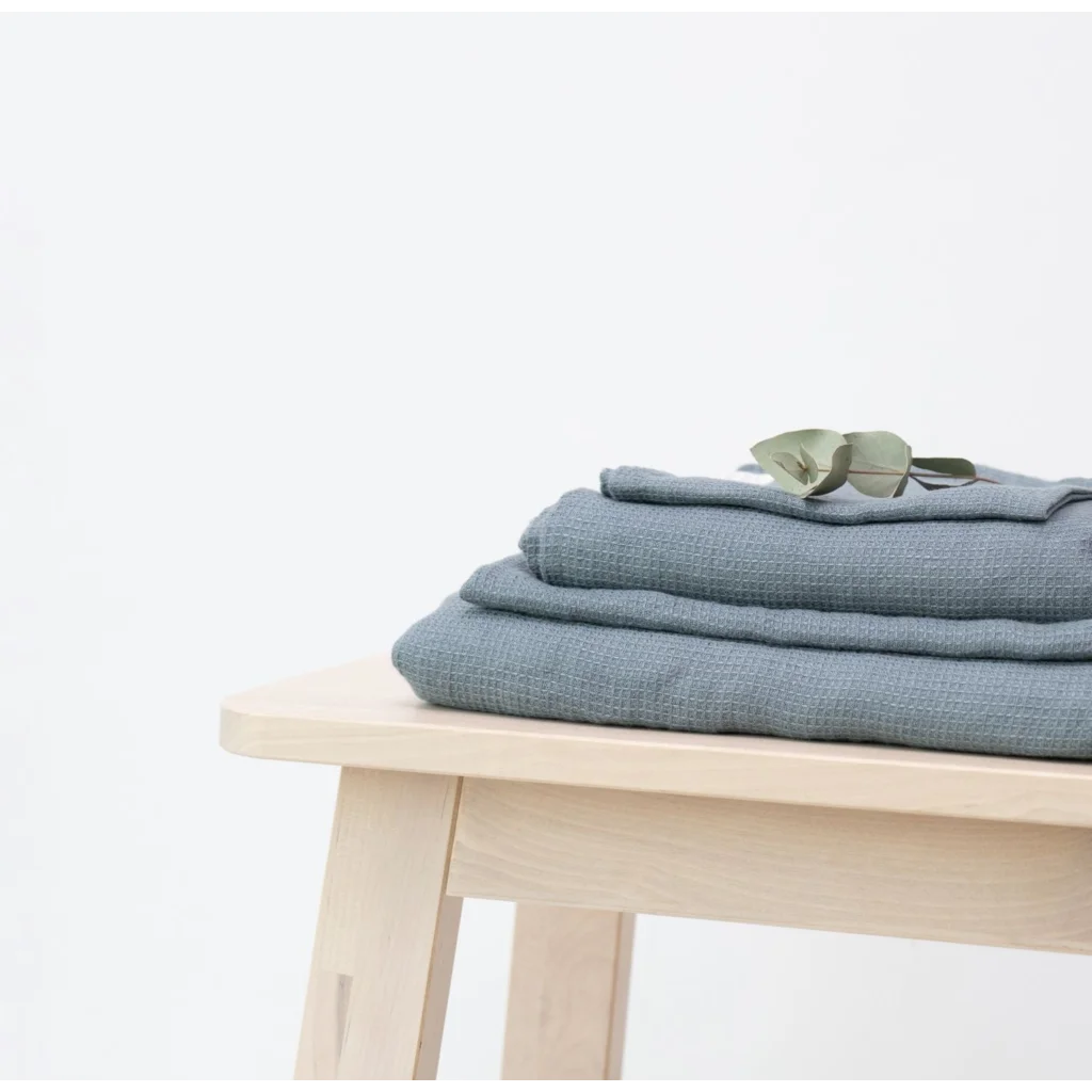 Leinen Waffelpiqué Badetuch in Taubenblau Blau von Linen Tales Größe 100x140 cm