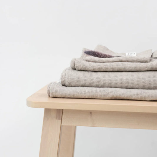 Leinen Waffelpiqué Handtuch in Beige von Linen Tales Größe 45x65 cm