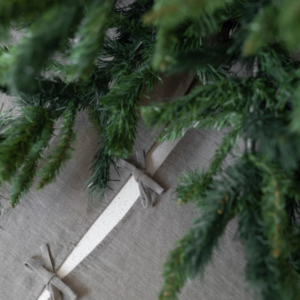 Leinen Weihnachtsbaumdecke in Beige von Linen Tales Größe Ø 125 cm