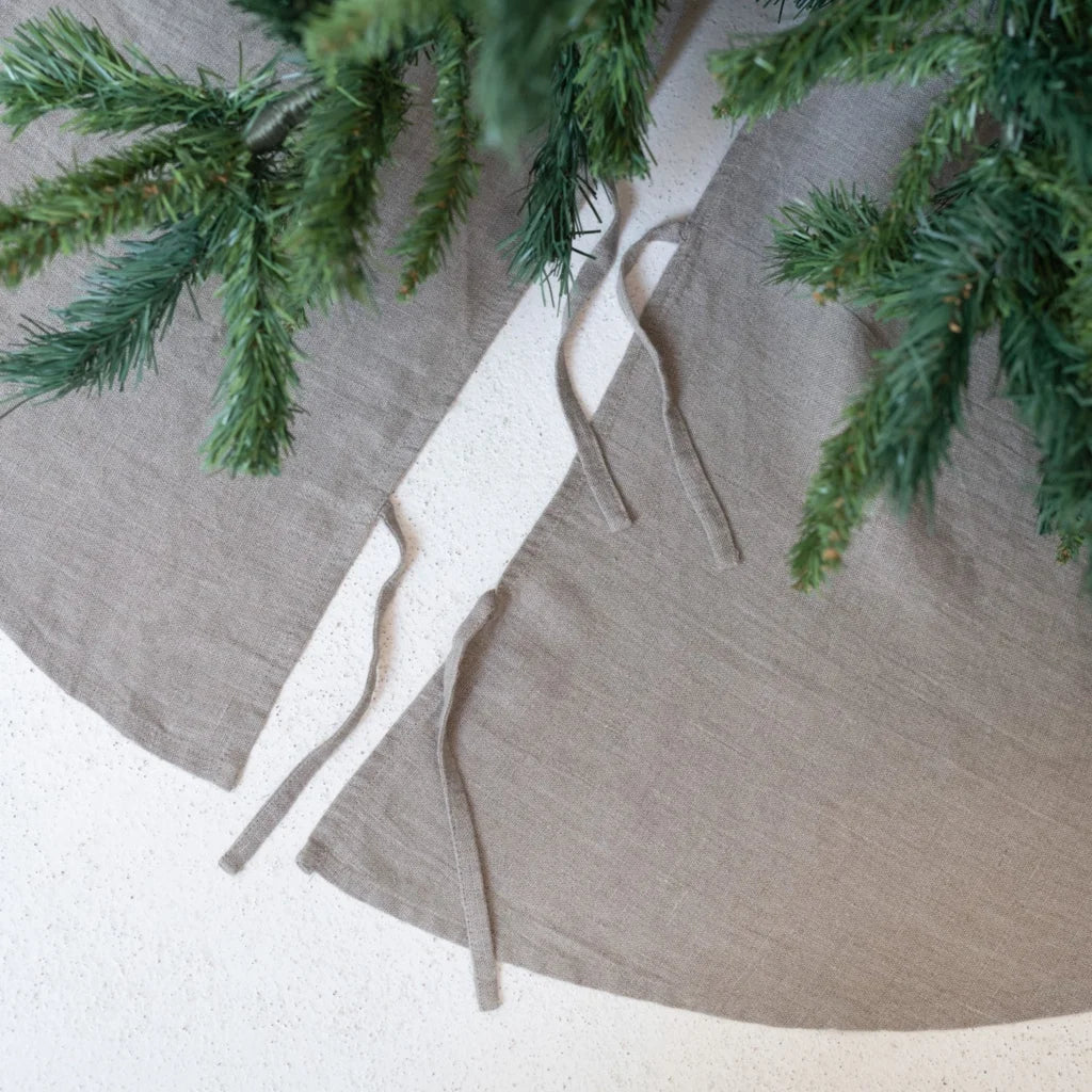 Leinen Weihnachtsbaumdecke in Beige von Linen Tales Größe Ø 125 cm